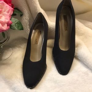 🌺 Apostrophe Black pumps trimmed in rhinestones